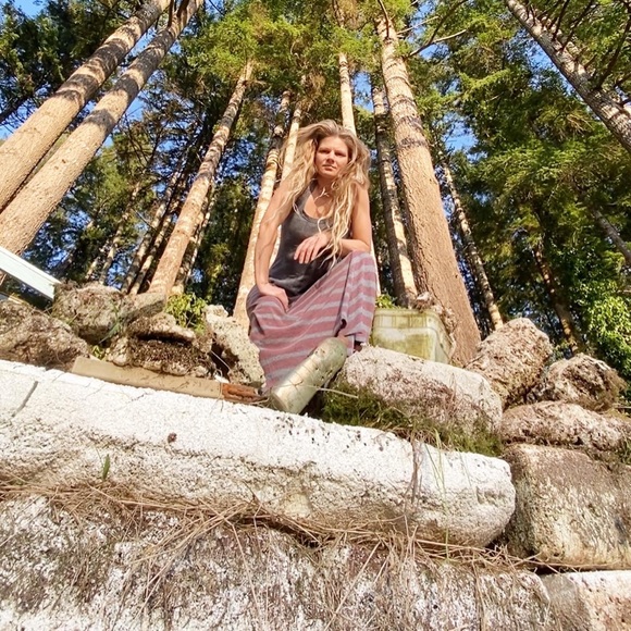 Meet your Posher, Trash Tramp, repurposing to help reduce our footprints. - Picture 4 of 4